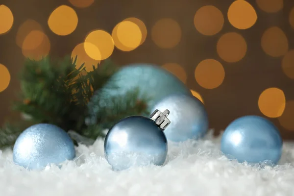 Krásné Vánoční Koule Sněhu Proti Rozmazané Slavnostní Světla Mezera Pro — Stock fotografie