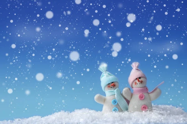 Cute Bałwany Śniegu Niebieskim Tle Efekt Bokeh Miejsce Tekst — Zdjęcie stockowe