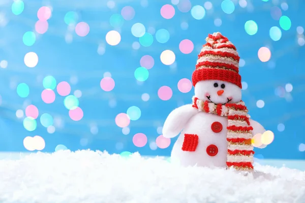 Cute Bałwana Śniegu Jasnoniebieskim Tle Efekt Bokeh Miejsce Tekst — Zdjęcie stockowe