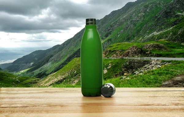 Escritorio Madera Con Termo Botella Paisaje Montaña Sobre Fondo — Foto de Stock