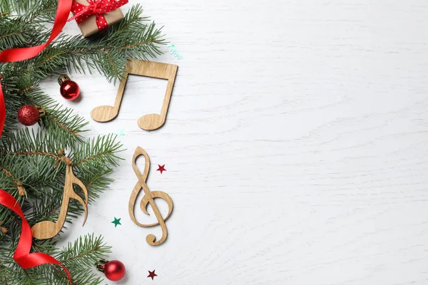 平铺的作曲与音乐的笔记在白色的木制背景 空间的文字 圣诞节庆祝活动 — 图库照片