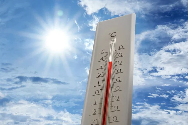 Weersthermometer Met Hoge Temperatuur Blauwe Lucht Met Wolken Achtergrond — Stockfoto