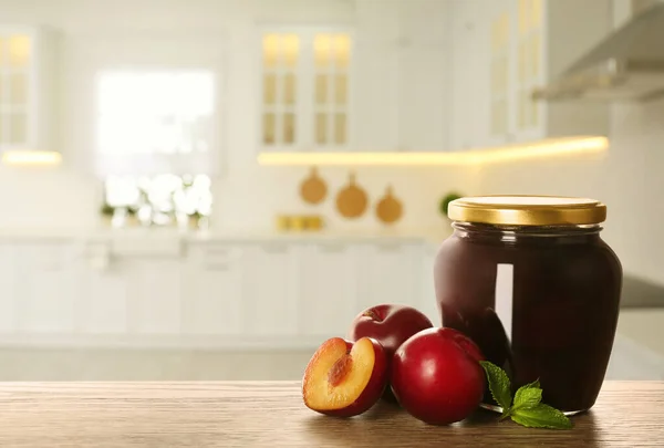 Tarro Con Ciruelas Escabeche Sobre Mesa Madera Cocina Espacio Para — Foto de Stock