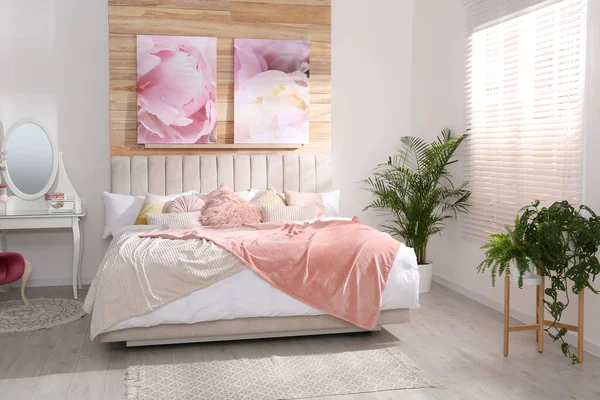 Stilvolles Interieur Mit Großem Bequemen Bett Und Schönen Gemälden — Stockfoto