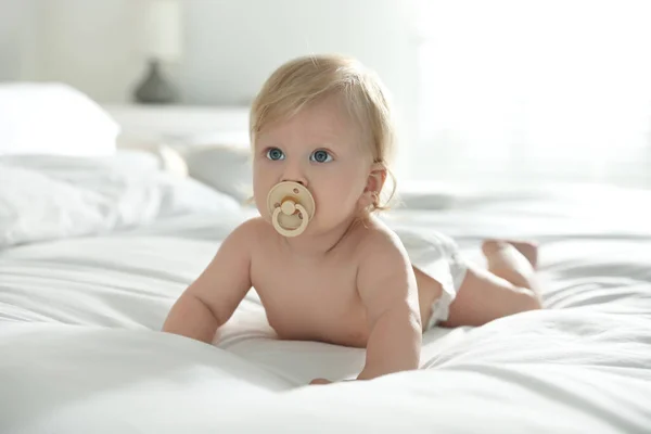 Leuke Kleine Baby Luier Met Fopspeen Liggend Bed Thuis — Stockfoto