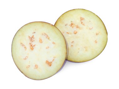 Olgun patlıcan dilimleri beyaza izole edilmiş, üst manzara