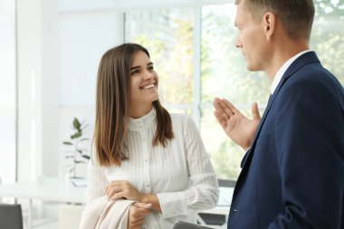 Ofis çalışanları tatilde işyerinde konuşuyor.