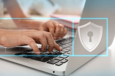 Çocuk güvenliği devrede. Evde dizüstü bilgisayar kullanan küçük bir çocuk. Önplanda internet engelleme uygulamasının canlandırması