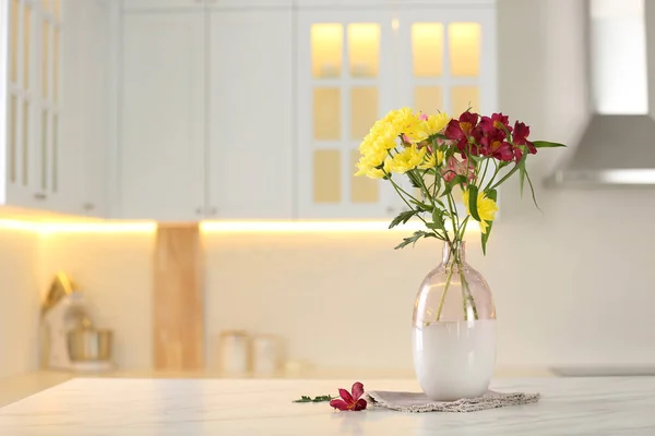 Vase Avec Belles Fleurs Sur Table Dans Cuisine Espace Pour — Photo