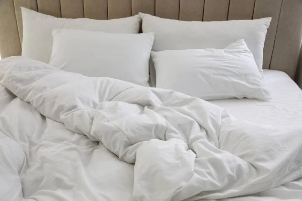 Muitos Travesseiros Macios Cobertor Grande Cama Confortável — Fotografia de Stock