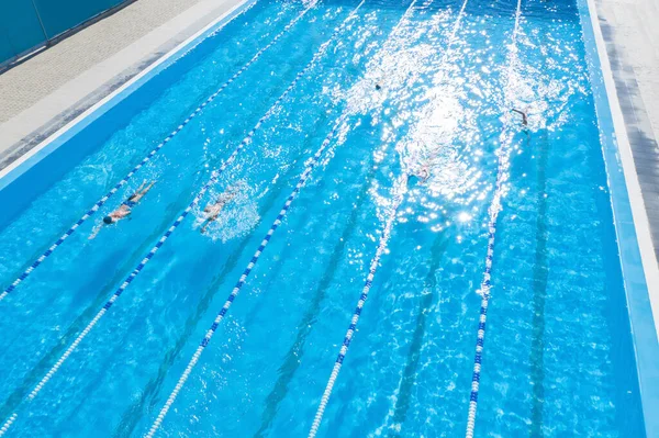 Les Gens Qui Entraînent Dans Piscine Extérieure Jour Ensoleillé — Photo