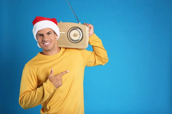 Щаслива Людина Вінтажним Радіо Синьому Фоні Простір Тексту Різдвяна Музика — стокове фото