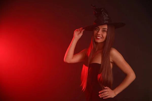 Mladá Žena Kostýmu Čarodějnice Tmavém Pozadí Prostor Pro Text Halloween — Stock fotografie