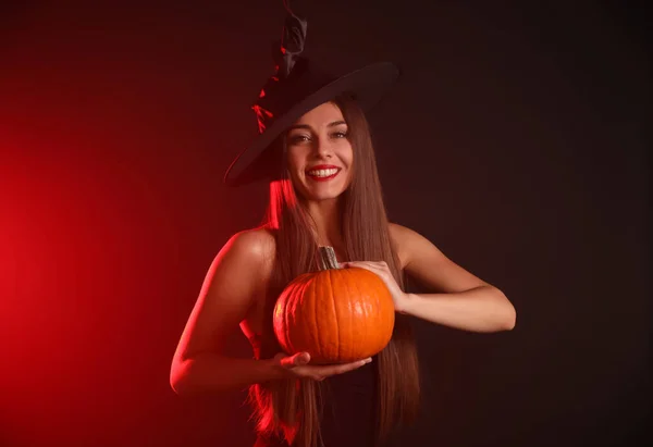 Jonge Vrouw Heksenkostuum Met Pompoen Donkere Achtergrond Halloween Feest — Stockfoto