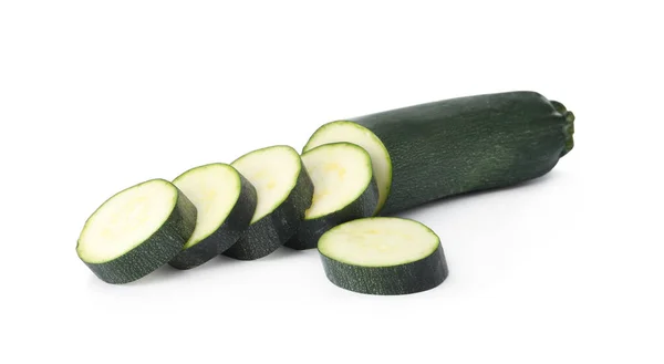 Couper Les Courgettes Mûres Vertes Isolées Sur Blanc — Photo