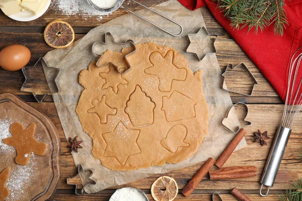 Zelfgemaakte Kerstkoekjes Maken Platte Lay Compositie Met Deeg Snijplotters Houten — Stockfoto
