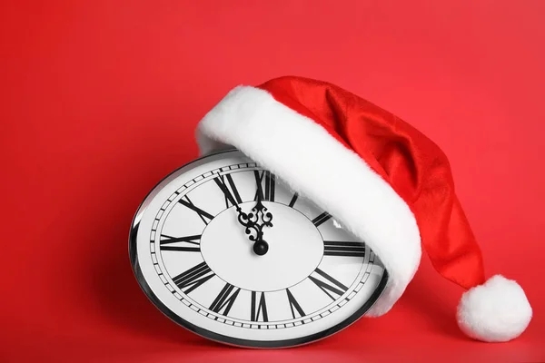 Clock Santa Hat Showing Five Minutes Midnight Red Background New — Stock Photo, Image