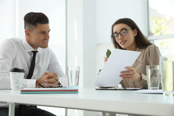 Funcionários Escritório Conversando Mesa Durante Reunião — Fotografia de Stock