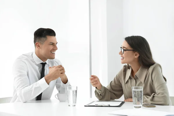 Funcionários Escritório Conversando Mesa Durante Reunião — Fotografia de Stock