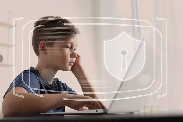 Ασφάλεια Παιδιών Online Αγοράκι Που Χρησιμοποιεί Λάπτοπ Στο Σπίτι Εικονογράφηση — Φωτογραφία Αρχείου