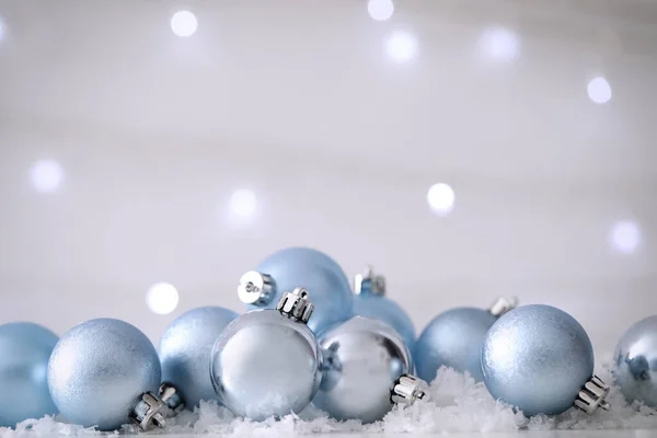 Schöne Weihnachtskugeln Auf Schnee Gegen Verschwommenes Festliches Licht Raum Für — Stockfoto