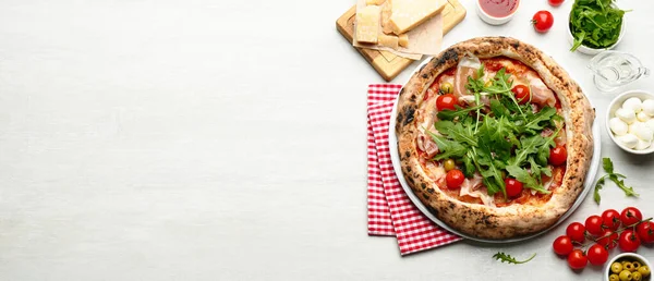 Leckere Pizza Mit Fleisch Und Rucola Auf Weißem Tisch Flach — Stockfoto