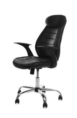 Rahat deri ofis sandalyesi beyaza izole edilmiş.