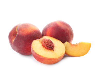 Tümü ve kesilmiş şeftaliler beyazlar üzerinde izole edilmiş.