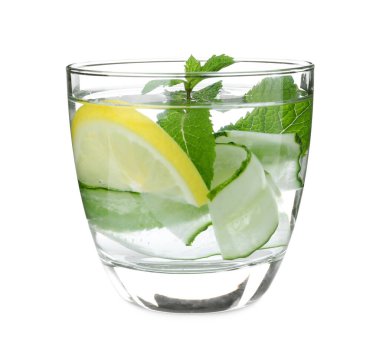 Beyaz üzerine izole edilmiş salatalık, limon ve nane ile ferahlatıcı su