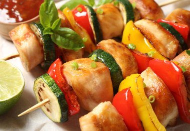 Sebzeli tavuk şiş kebap ve parşömen üzerinde limon, yakın plan.