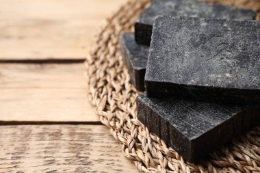 Ahşap masada doğal katran sabunu, yakın plan.