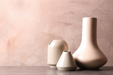 Gri taş masada seramik vazolar. Metin için boşluk