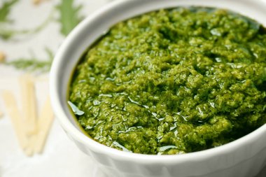 Masada bir kase lezzetli roka pesto, yakın plan.
