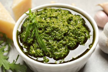 Masada bir kase lezzetli roka pesto, yakın plan.