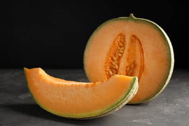 Gri masadaki lezzetli taze kavun, yakın plan.