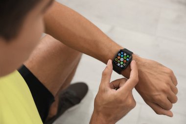 MYKOLAIV, UKRAINE - Ekim 04, 2019: Apple Watch kullanan adam, yakın plan