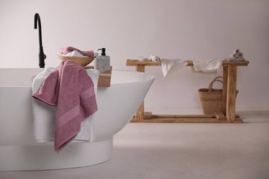 Banyodaki tahta tahtada yumuşak havlular, mesaj için yer. İç tasarım