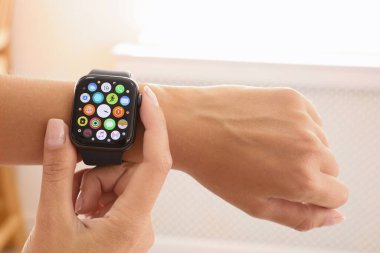 MYKOLAIV, UKRAINE - 19 Eylül 2019: Evinde Apple Watch kullanan kadın, yakın plan
