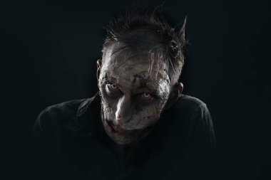 Karanlık arka planda korkunç bir zombi. Cadılar Bayramı canavarı