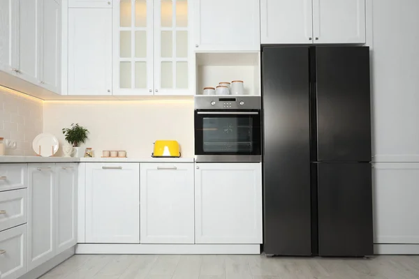 Elegante Cocina Interior Con Refrigerador Acero Moderno — Foto de Stock