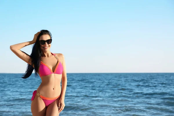 Mulher Bonita Rosa Biquíni Elegante Praia Espaço Para Texto — Fotografia de Stock