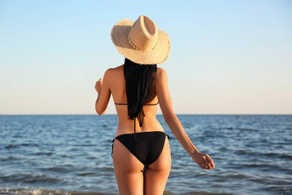 Jonge Vrouw Zwarte Stijlvolle Bikini Het Strand Achteraanzicht — Stockfoto