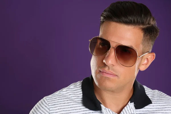 Hombre Guapo Con Gafas Sol Sobre Fondo Púrpura Primer Plano — Foto de Stock