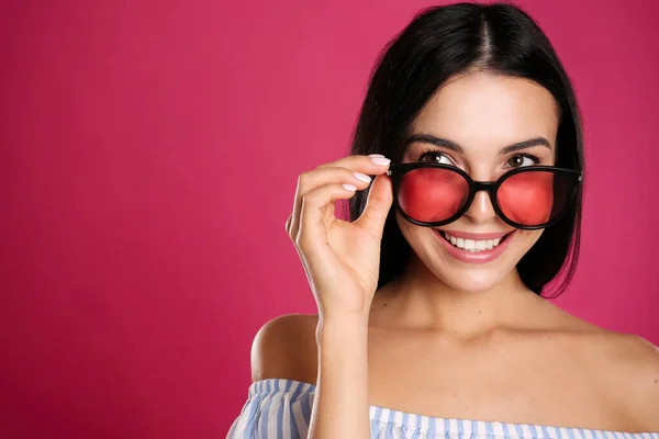 Mooie Vrouw Met Een Zonnebril Roze Achtergrond Close Ruimte Voor — Stockfoto