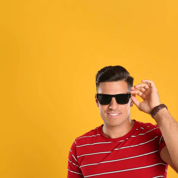 Bell Uomo Con Gli Occhiali Sole Sfondo Giallo Spazio Testo — Foto Stock