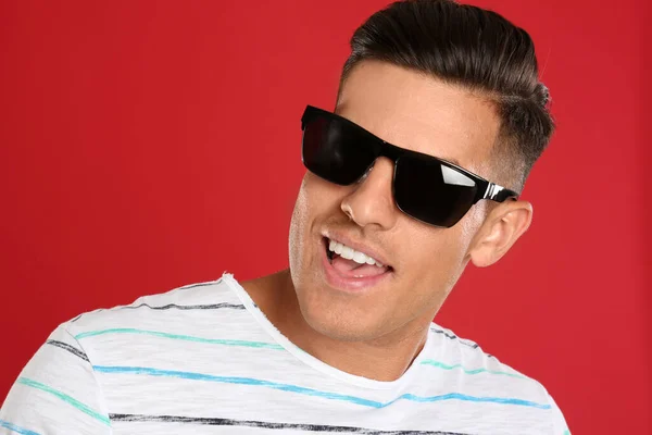 Hombre Guapo Con Gafas Sol Sobre Fondo Rojo Primer Plano — Foto de Stock