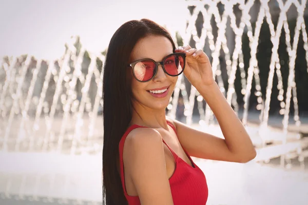 Piękna Młoda Kobieta Nosi Stylowe Okulary Słoneczne Zewnątrz — Zdjęcie stockowe