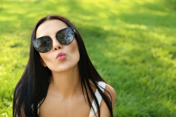 Piękna Młoda Kobieta Nosi Stylowe Okulary Przeciwsłoneczne Parku Miejsce Tekst — Zdjęcie stockowe