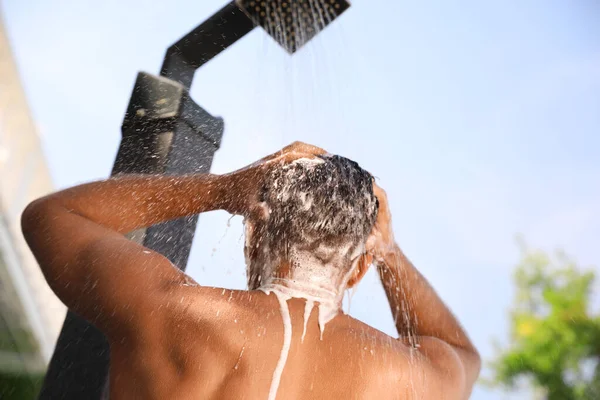 Чоловік Миє Волосся Відкритому Повітрі Літній День — стокове фото
