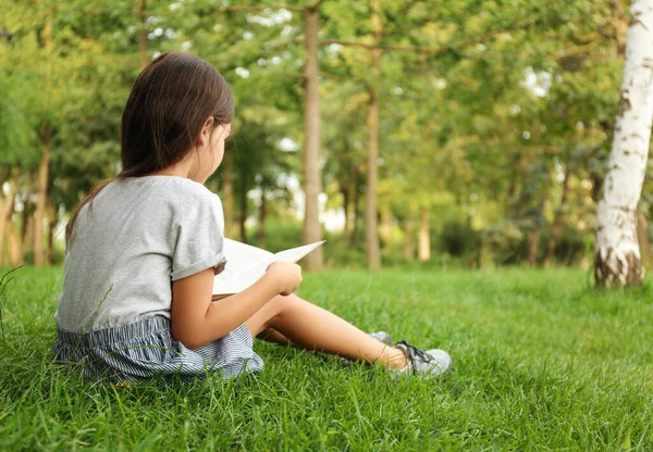 Симпатична Дівчинка Читає Книгу Зеленій Траві Парку — стокове фото